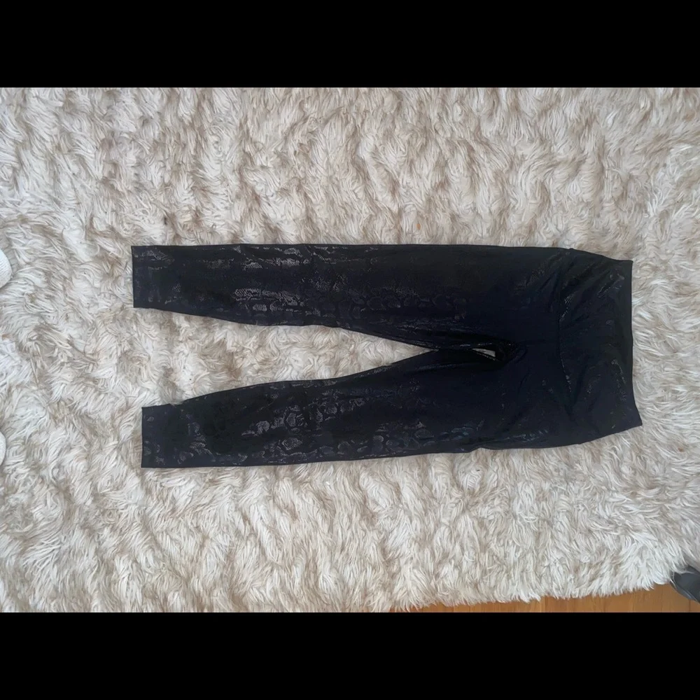 90’Degree Obsidian Snakeskin Foil UpLift Leggings - Picture 8 of 11